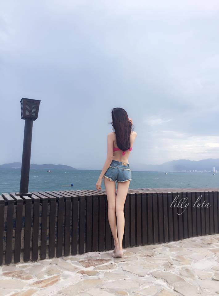 扒美女内裤摸下部